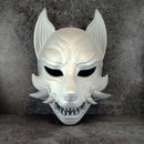 Rissige graue Kitsune (Okami)-Maske mit bronzenen Reißzähnen