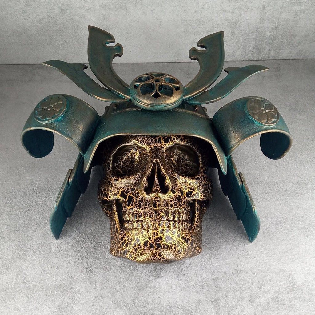 3D-Gold-Samurai-Totenkopf mit gesprungenem Schädel und patiniertem Helm