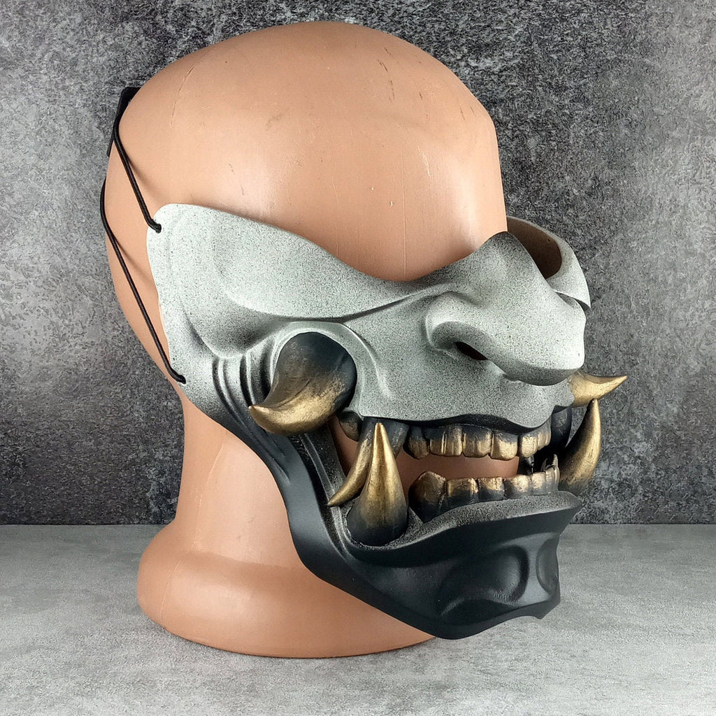 Samurai-Halbmaske – Grau mit schwarzem Kinn und bronzenen Reißzähnen