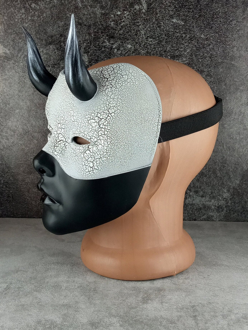 Geisha-Maske, Frauenmaske mit Hörnern, Hexenmaske, japanische Frauenmaske, schwarze Maske