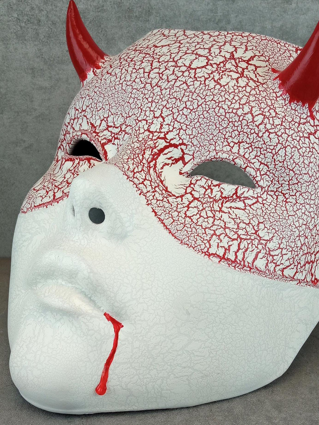 Weiße Geisha-Maske (Hexenmaske) mit roten Rissen – Blut aus dem Mund