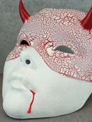 Weiße Geisha-Maske (Hexenmaske) mit roten Rissen – Blut aus dem Mund