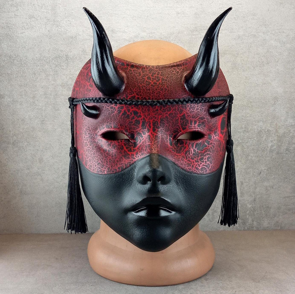 Rot-schwarze Geisha-Hexenmaske mit Rissen und glänzenden schwarzen Hörnern