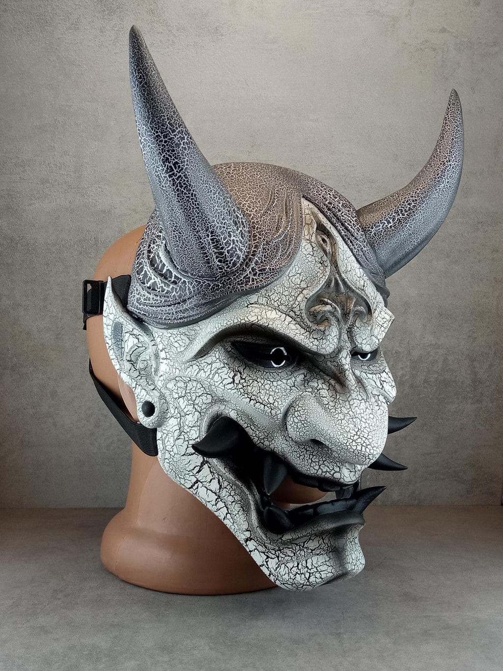 Gebrochene Hannya-Maske des Frostdämons