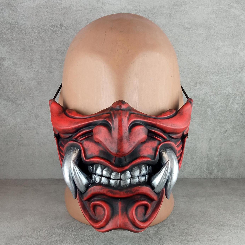 Traditionelle rote Samurai-Halbmaske mit silbernen Reißzähnen