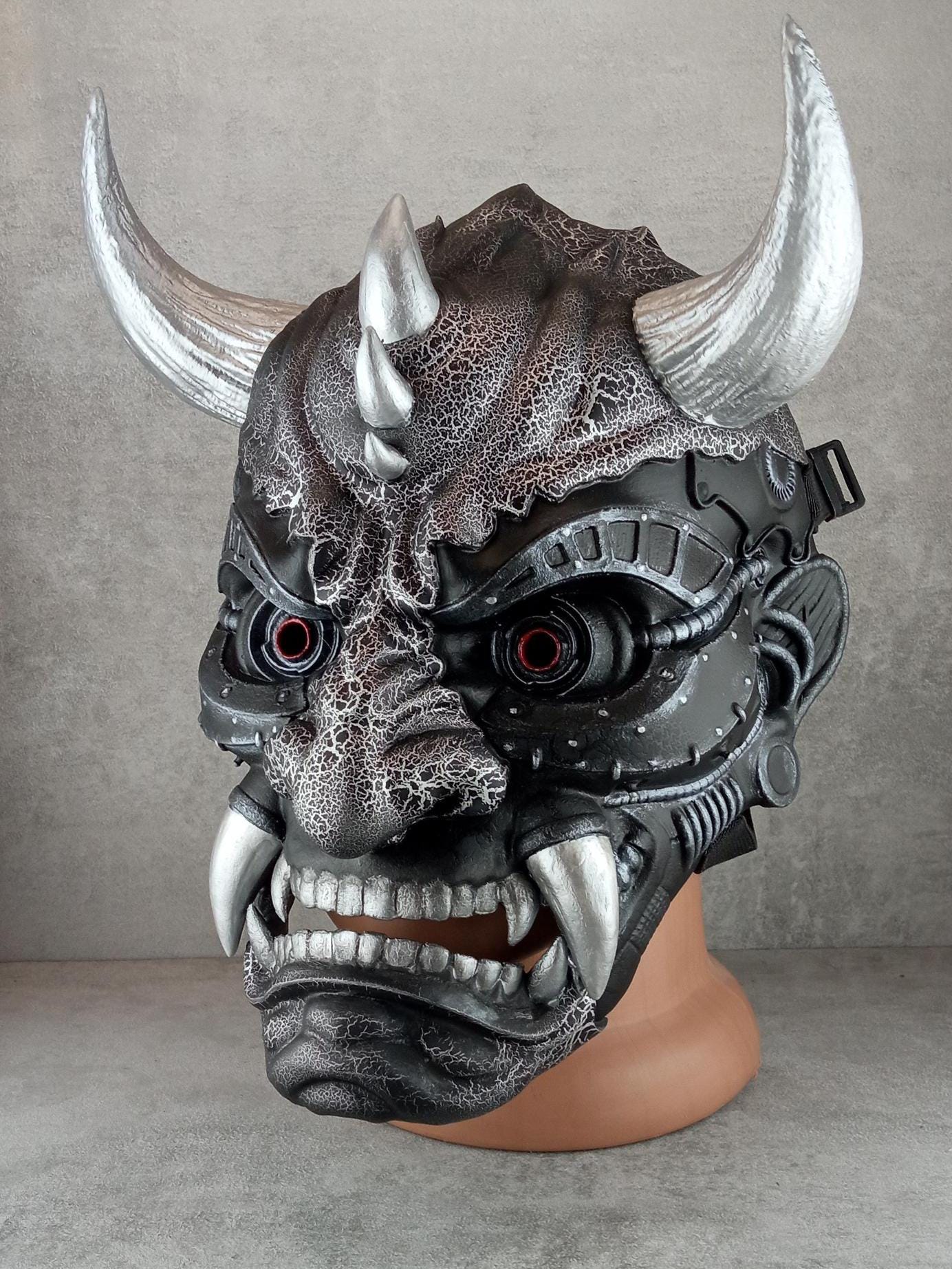 Exklusive Cyber-Oni-Dämonenmaske – Schwarz-Silber-Cracked-Design