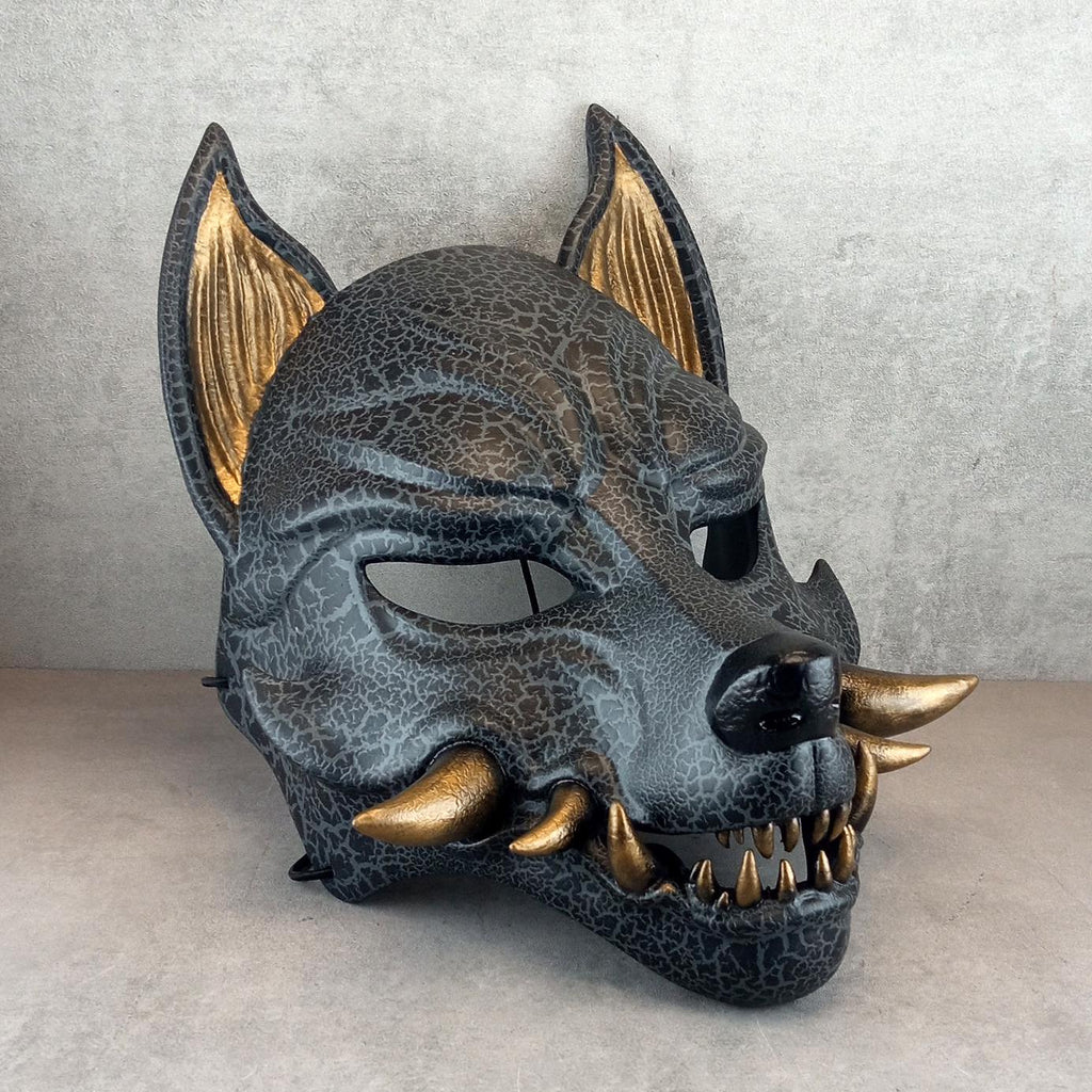 Rissige graue Kitsune (Okami)-Maske mit bronzenen Reißzähnen