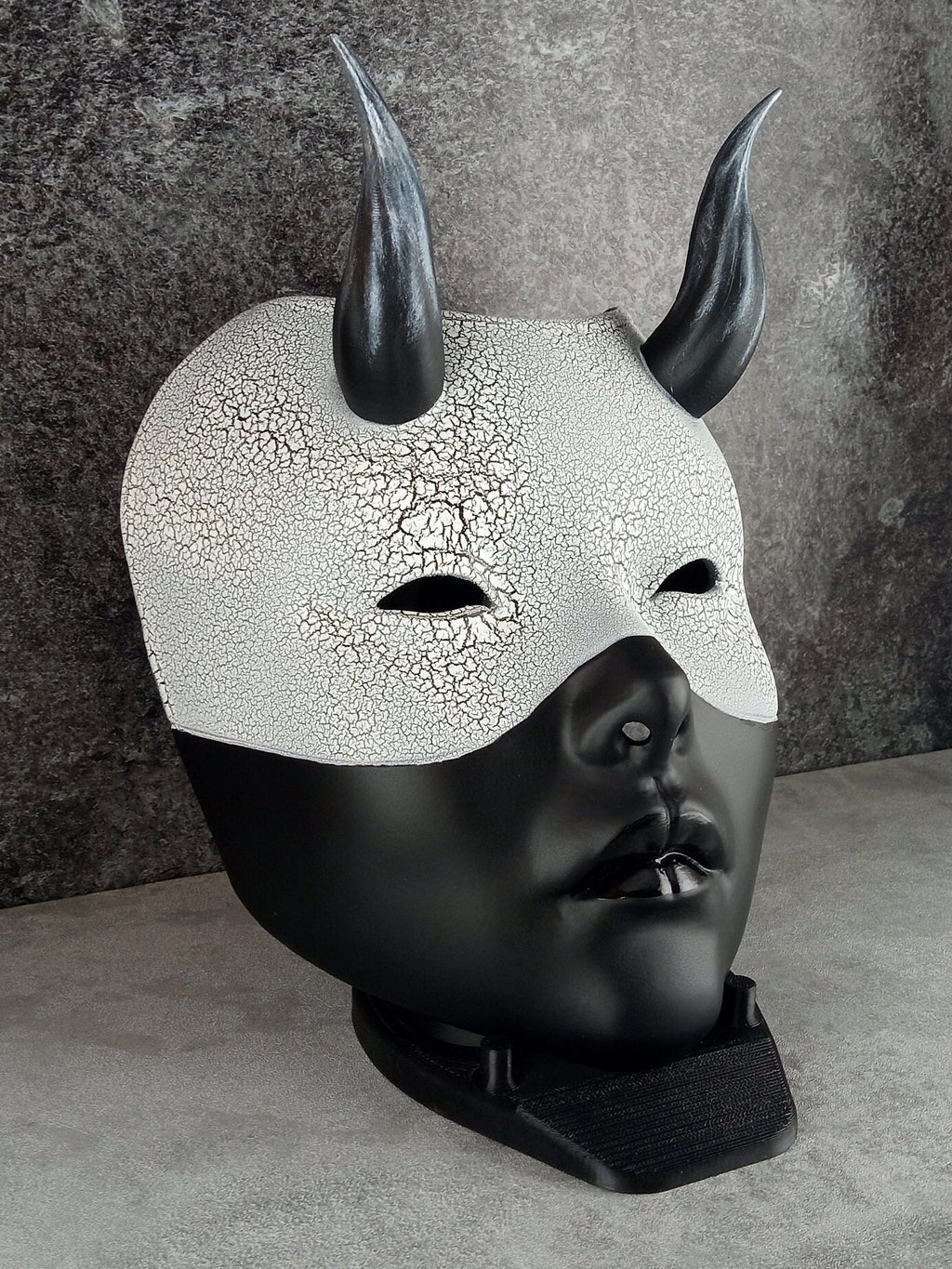Geisha-Maske, Frauenmaske mit Hörnern, Hexenmaske, japanische Frauenmaske, schwarze Maske