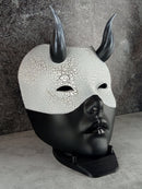 Geisha-Maske, Frauenmaske mit Hörnern, Hexenmaske, japanische Frauenmaske, schwarze Maske