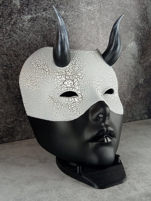 Geisha-Maske, Frauenmaske mit Hörnern, Hexenmaske, japanische Frauenmaske, schwarze Maske