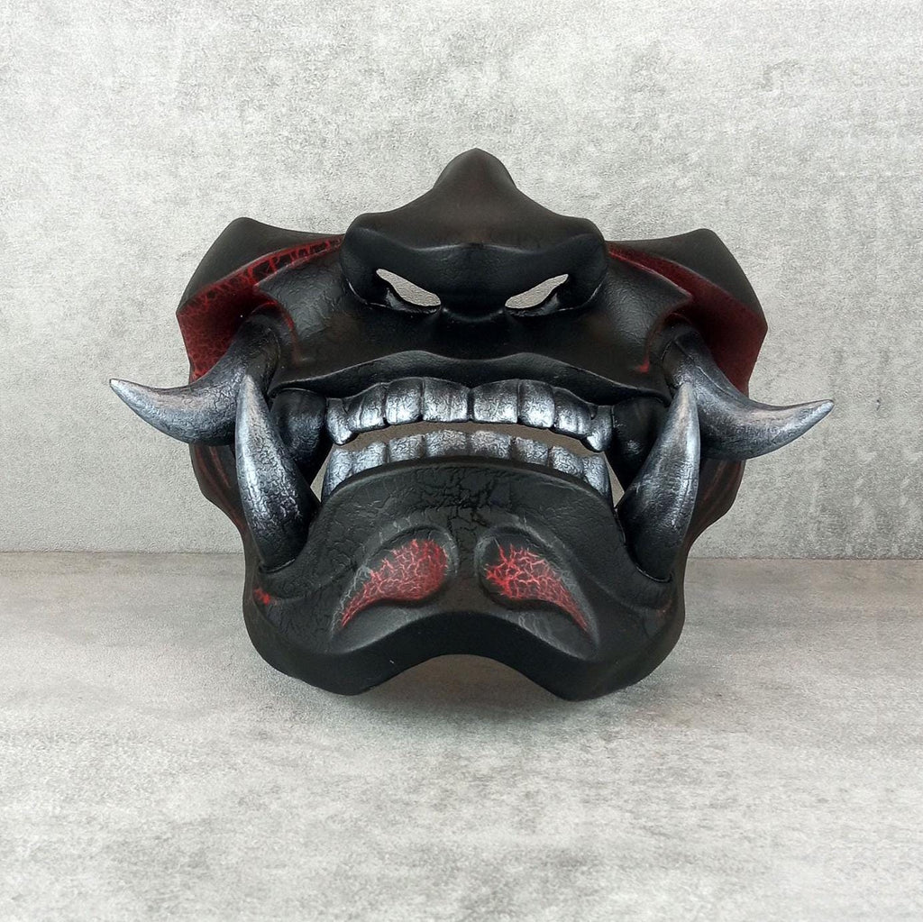 Traditionelle Samurai-Halbmaske – „Schwelende Flamme“ (Rot &amp; Schwarz)