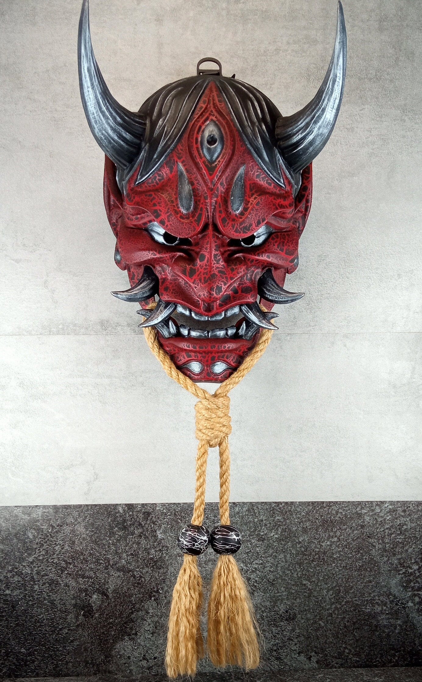 Maskenriss, Traditionelle japanische Hannya-Maske, rote und schwarze Samurai-Maske, tragbare Maske, Dämonenmaske, Oni-Maske, Wanddekoration, Oni-Maske mit Seil