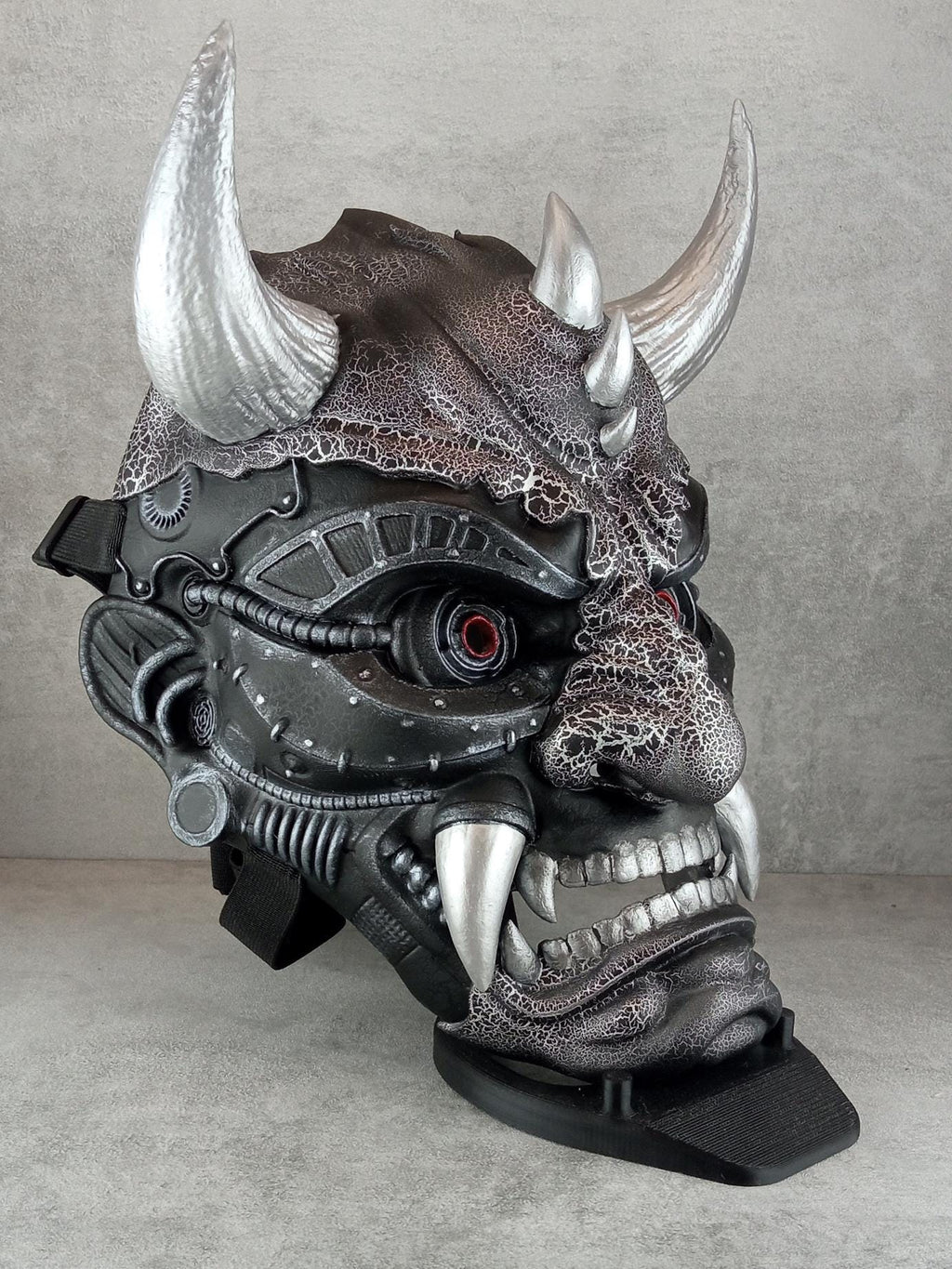 Exklusive Cyber-Oni-Dämonenmaske – Schwarz-Silber-Cracked-Design