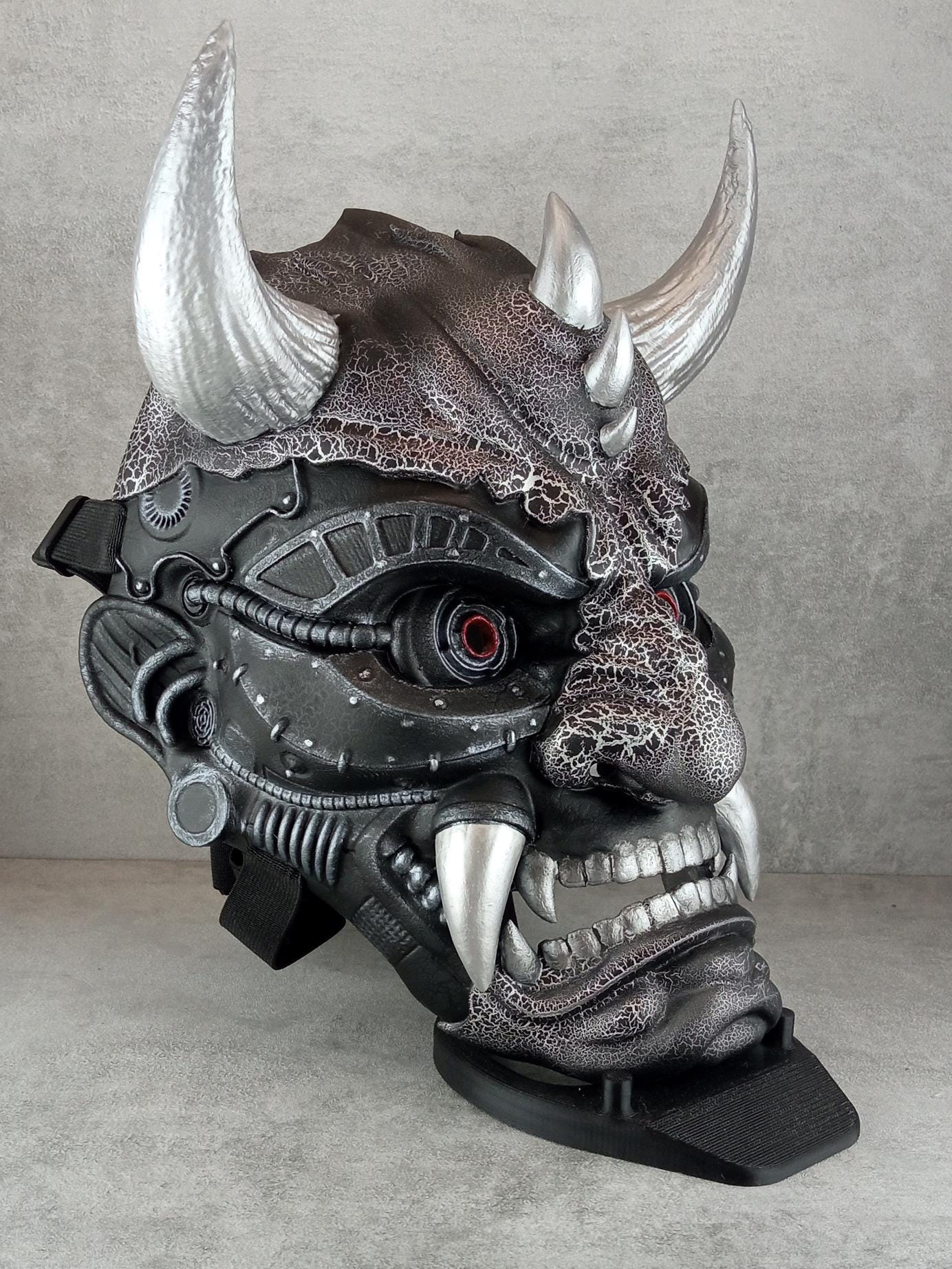 Exklusive Cyber-Oni-Dämonenmaske – Schwarz-Silber-Cracked-Design