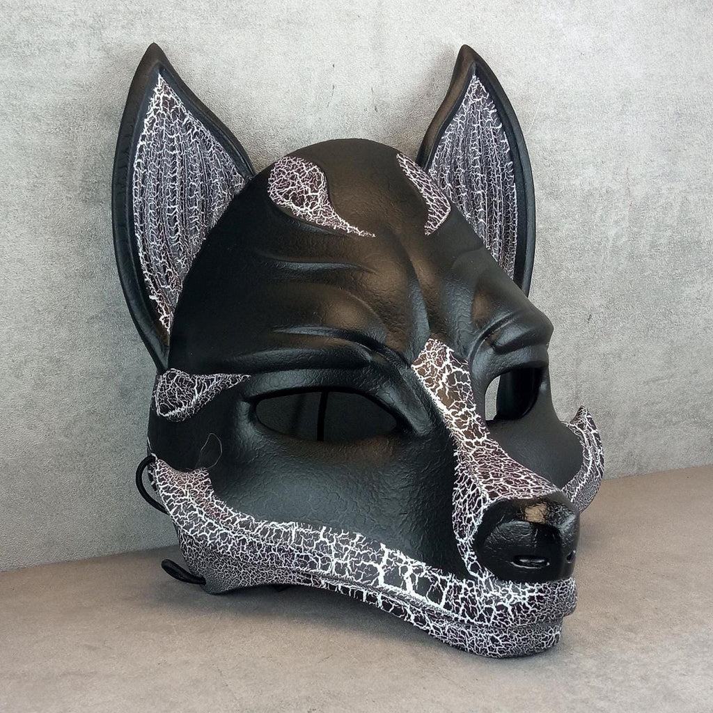 Schwarz-weiße gesprungene Kitsune-Halbmaske (Okami-Stil) – handgefertigte Fuchsgeist-Maske