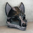 Schwarz-weiße gesprungene Kitsune-Halbmaske (Okami-Stil) – handgefertigte Fuchsgeist-Maske