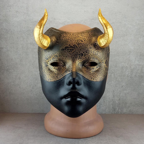 Geisha-Maske - schwarz mit Gold, Frauenmaske mit Hörnern, Hexenmaske, japanische Frauenmaske, weiße Maske