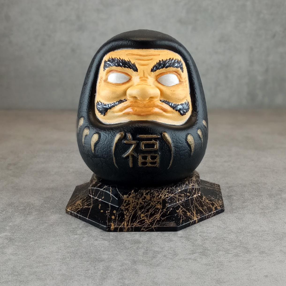 Traditionelle japanische Daruma-Puppe.
