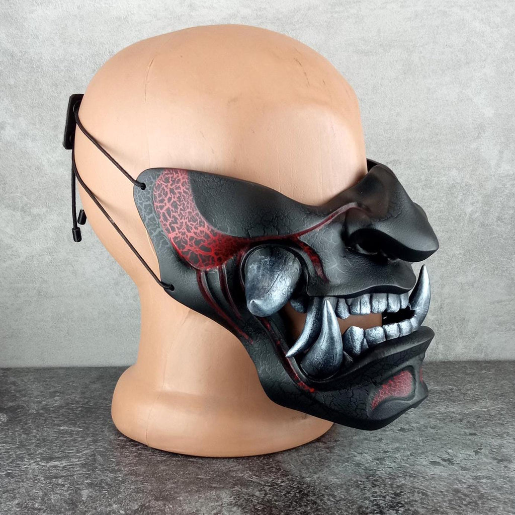 Traditionelle Samurai-Halbmaske – „Schwelende Flamme“ (Rot &amp; Schwarz)