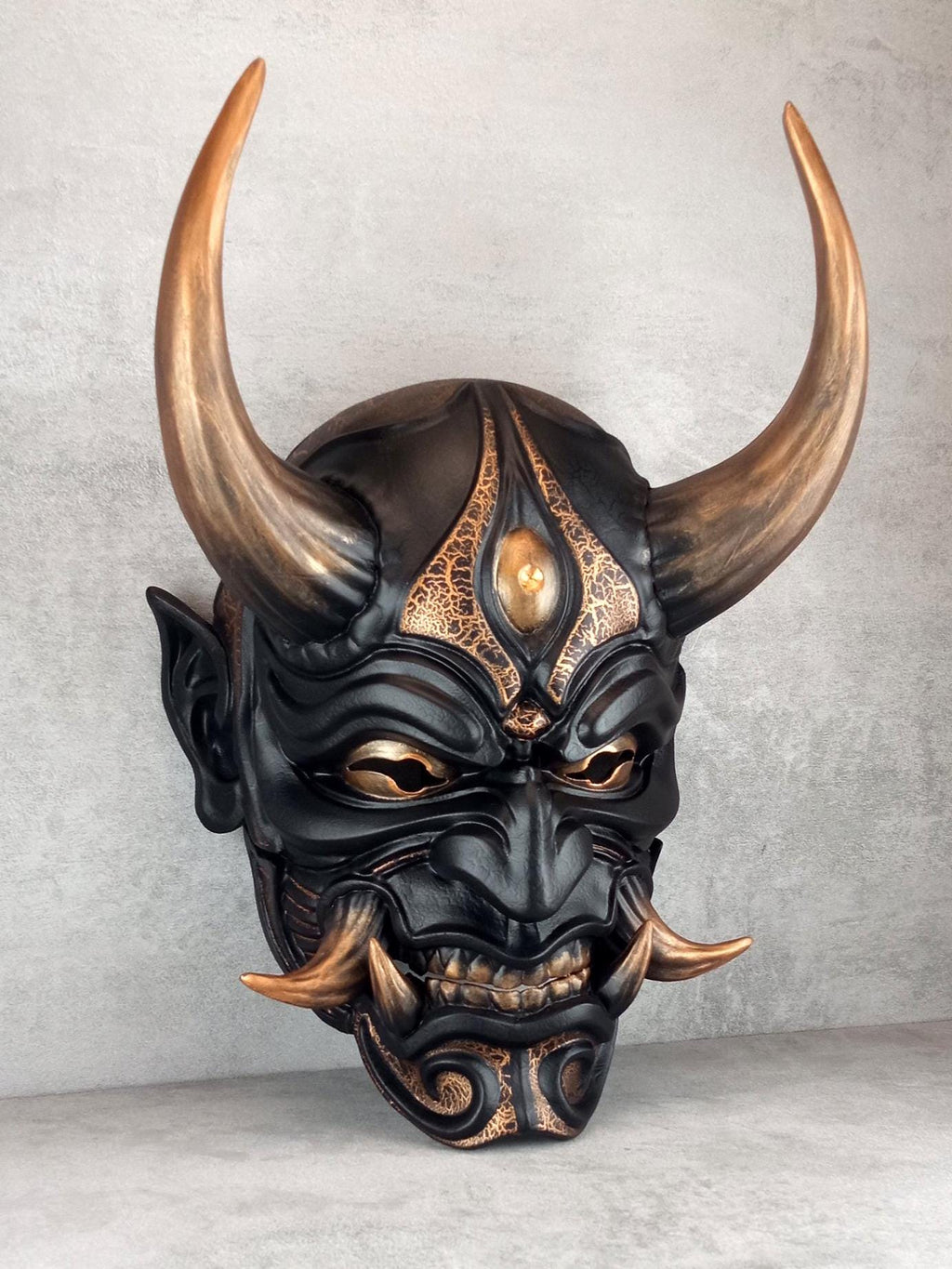 Bronzener Inseldämon – Traditionelle Hannya-Maske