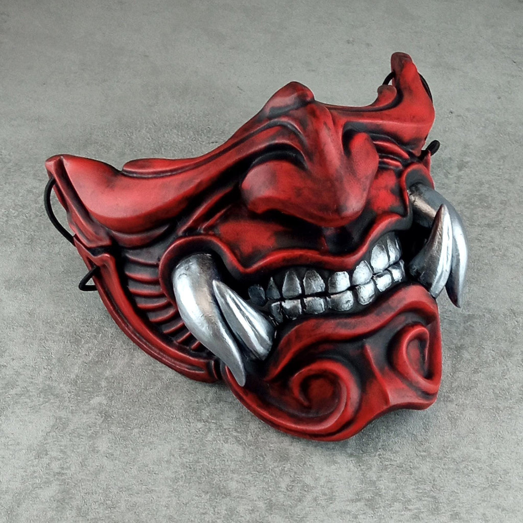 Traditionelle rote Samurai-Halbmaske mit silbernen Reißzähnen