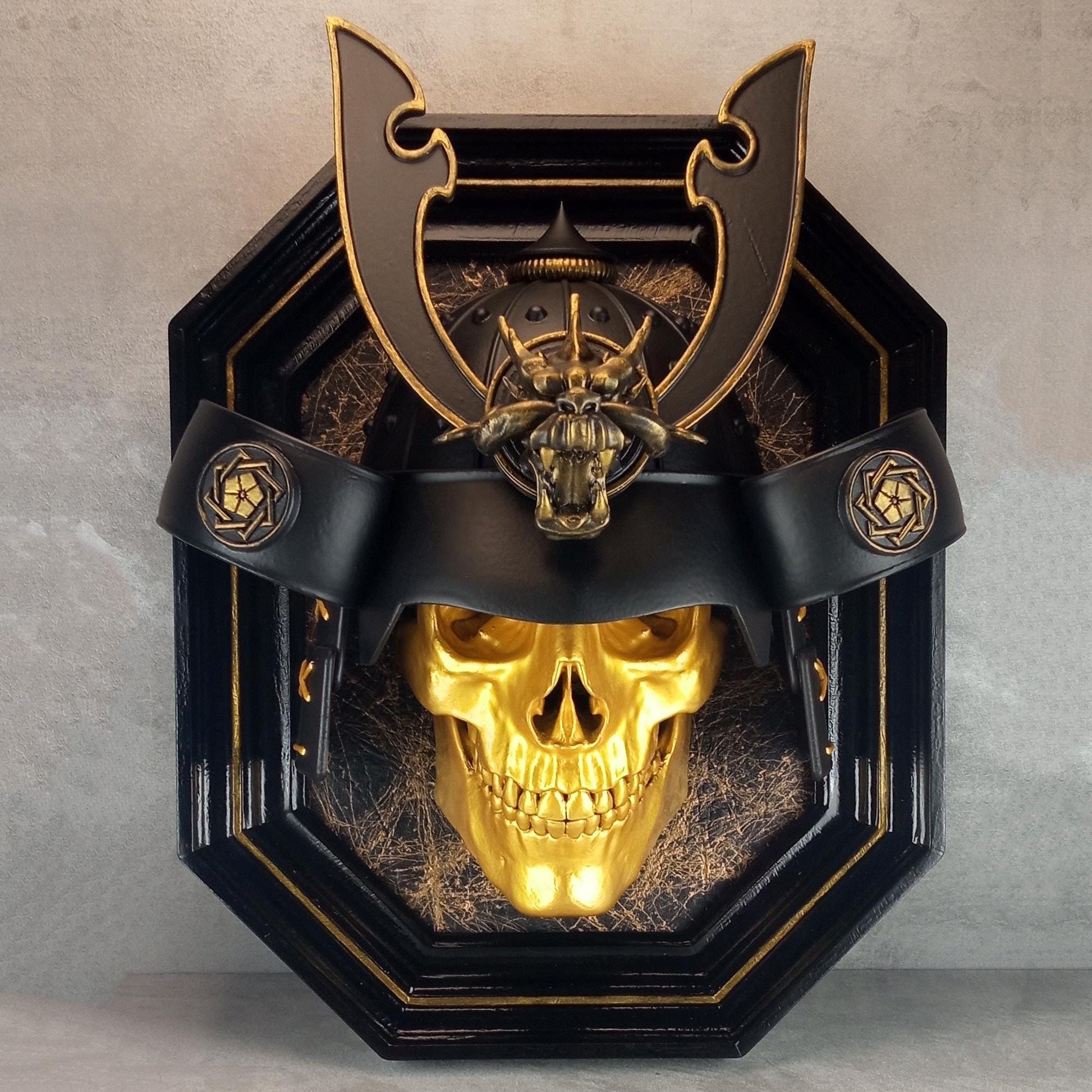 Wanddeko „Samurai-Totenkopf“ (goldfarbener Totenkopf)