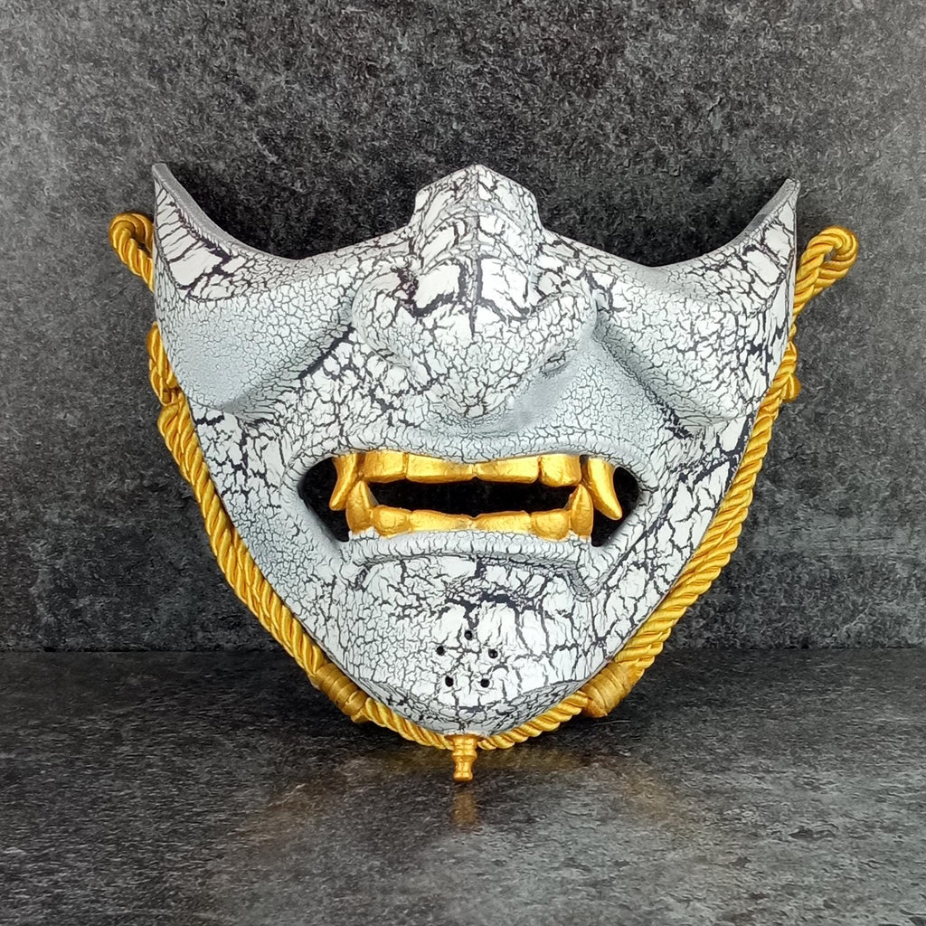 Weiße, rissige Halbmaske – inspiriert von Ghost of Tsushima
