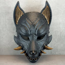 Rissige graue Kitsune (Okami)-Maske mit bronzenen Reißzähnen
