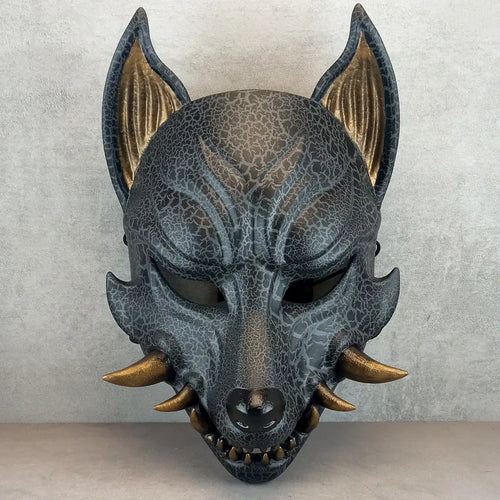 Rissige graue Kitsune (Okami)-Maske mit bronzenen Reißzähnen
