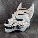 Schwarz-weiße rissige Kitsune (Okami)-Maske mit schwarzen Reißzähnen