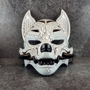 Schwarz-weiße rissige Kitsune (Okami)-Maske mit schwarzen Reißzähnen