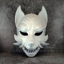 Schwarz-weiße rissige Kitsune (Okami)-Maske mit schwarzen Reißzähnen