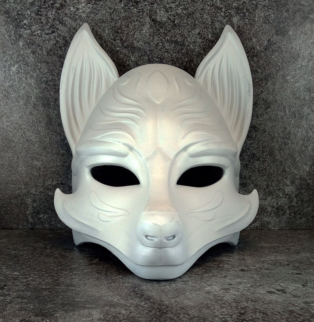 Schwarz-weiße, rissige Kitsune-Halbmaske (Okami)