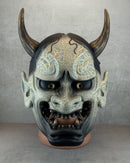 Traditionelle Hannya-Maske mit grauen Rissen