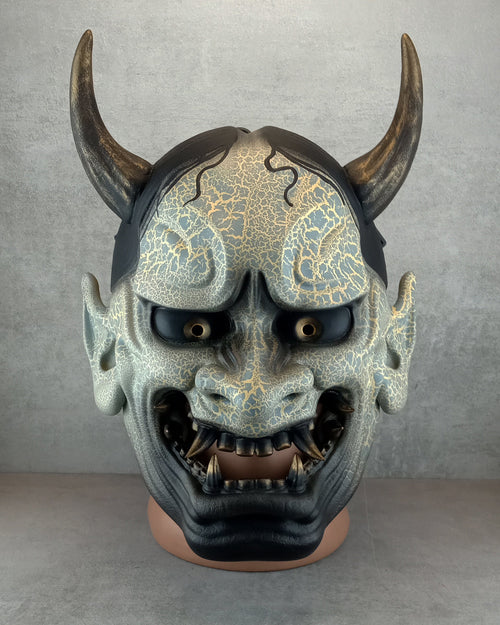 Traditionelle Hannya-Maske mit grauen Rissen