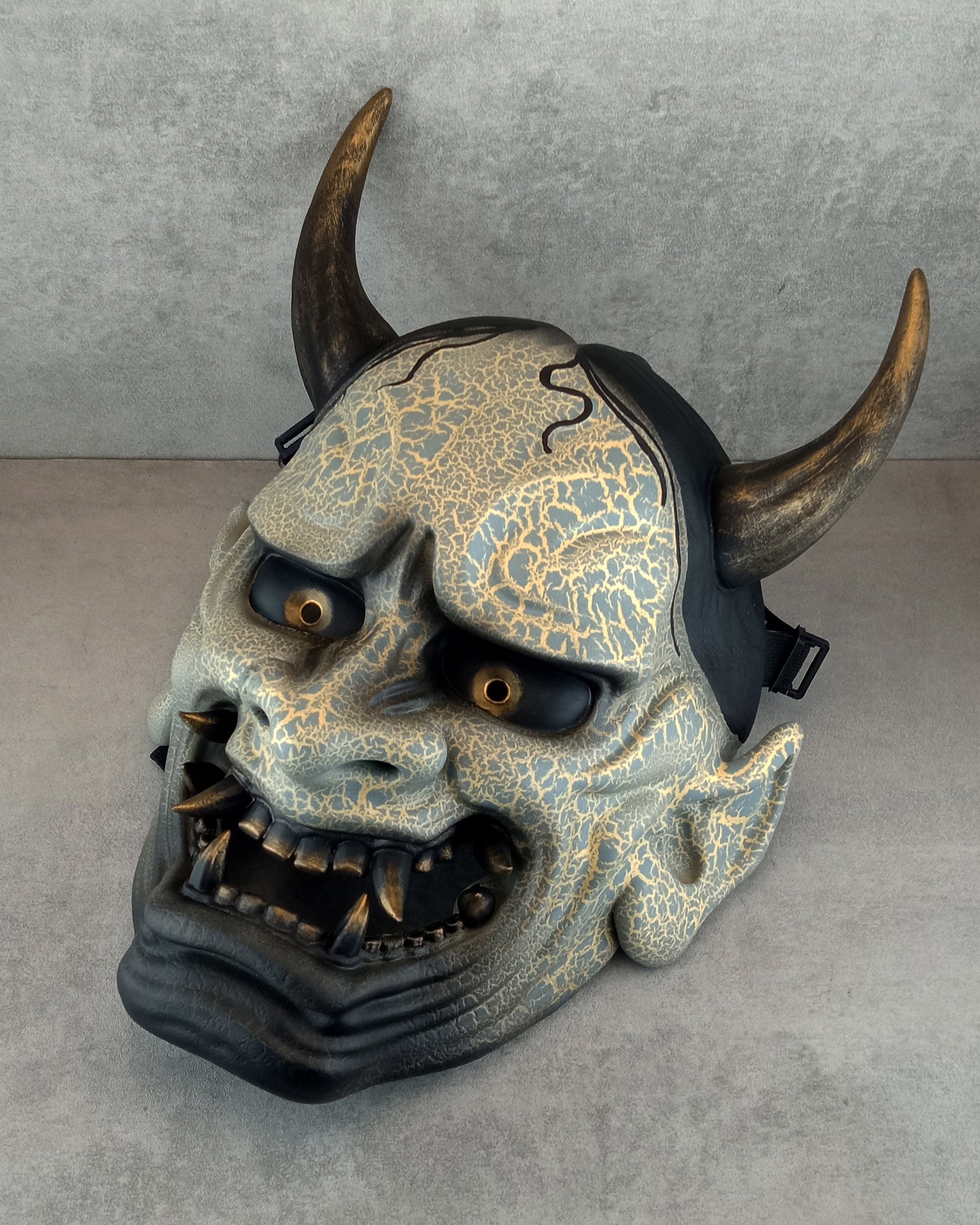 Traditionelle Hannya-Maske mit grauen Rissen