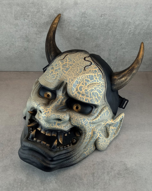 Traditionelle Hannya-Maske mit grauen Rissen