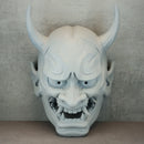 Traditionelle Hannya-Maske mit grauen Rissen