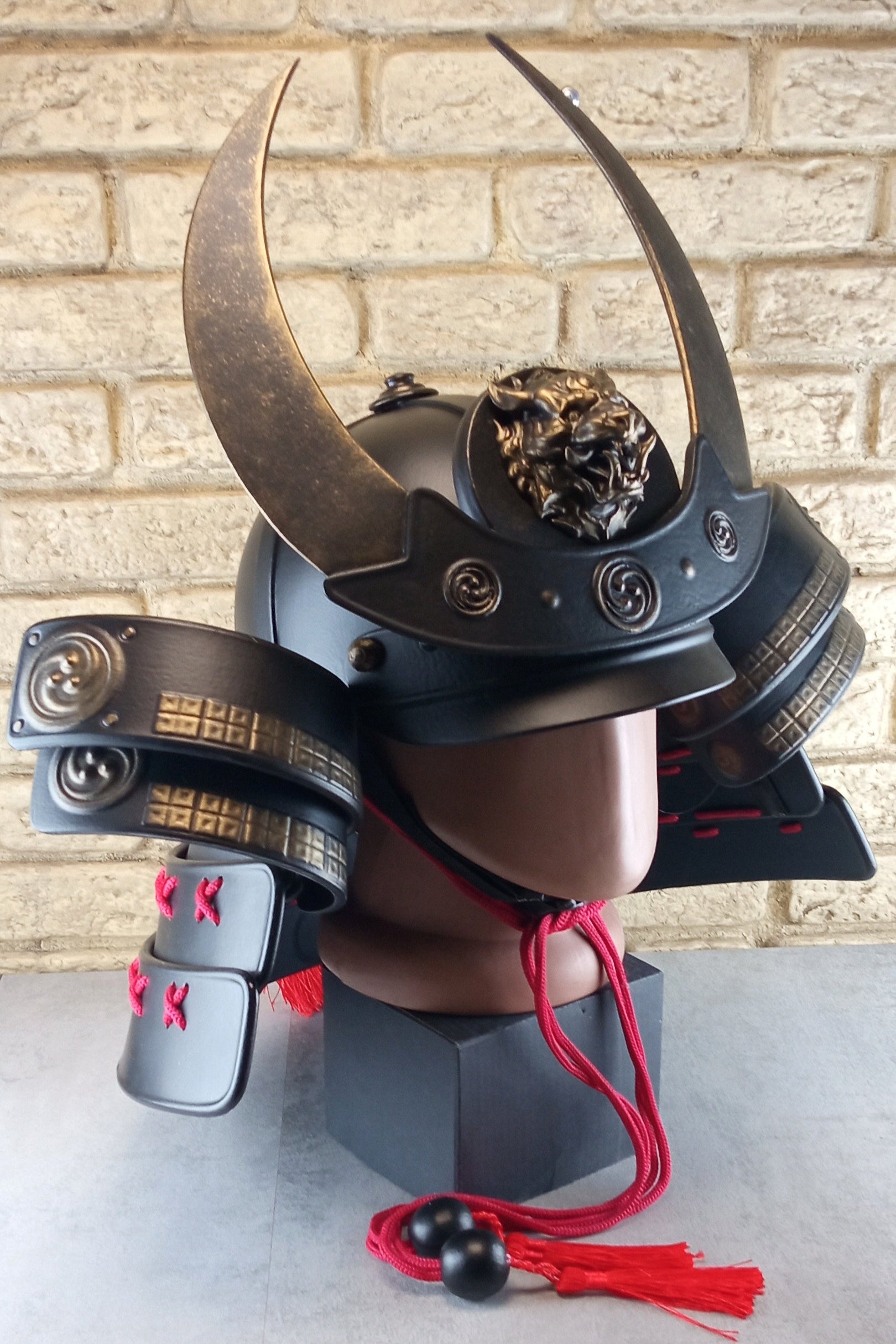 Schwarzer Samurai-Kabuto-Helm mit bronzenen Akzenten und zentralem Oni-Tiger-Emblem