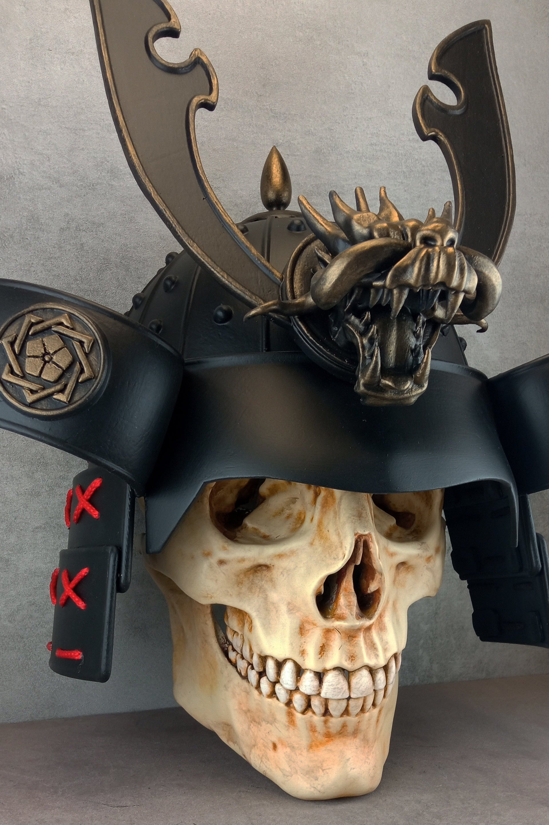 Wall decor "Samurai skull" (natural tone skull)