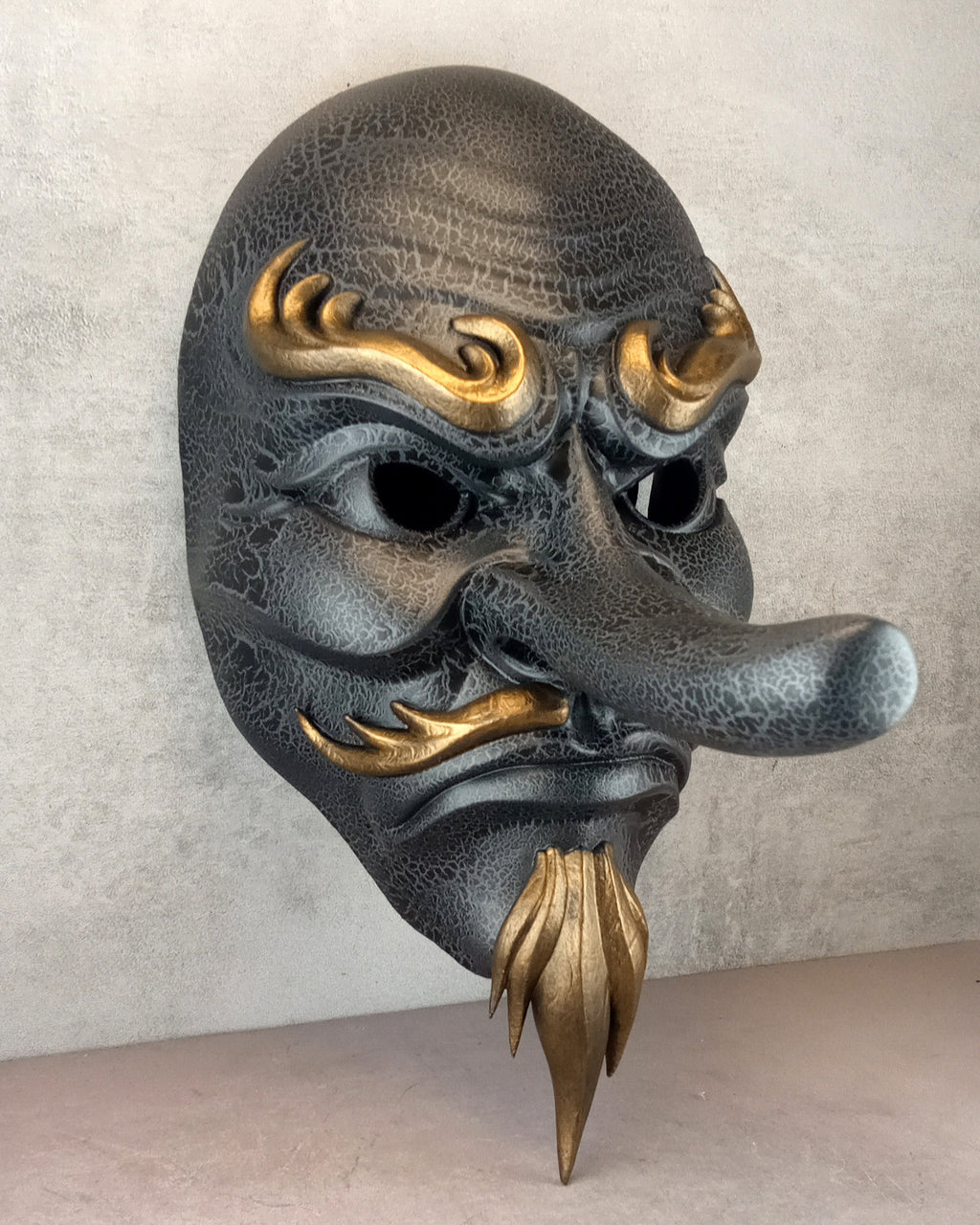 Graue, rissige Tengu-Maske