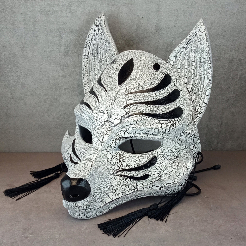 Schwarz-weiße, rissige Kitsune-Halbmaske (Okami)
