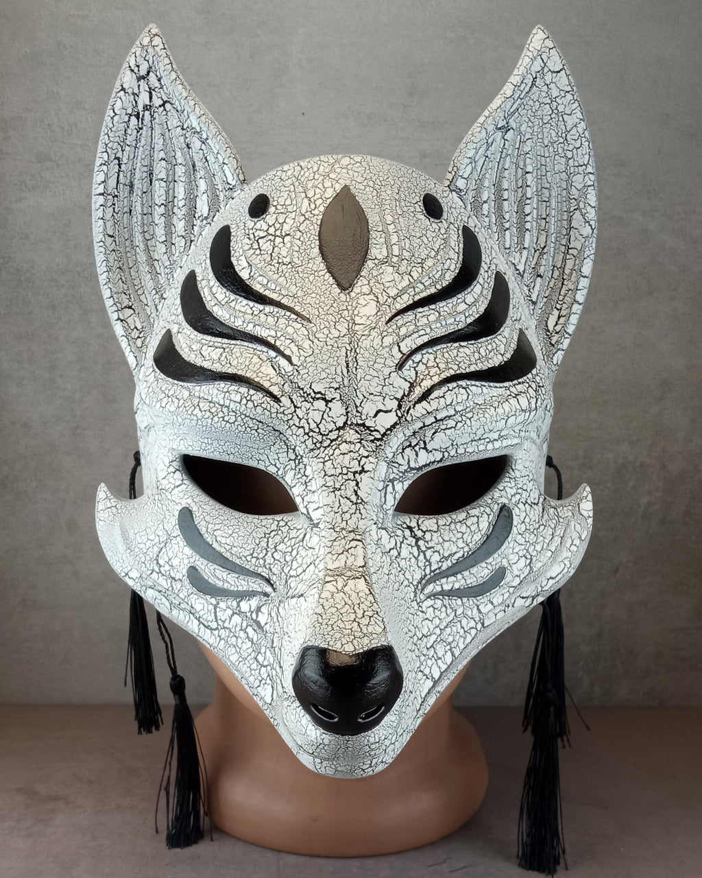Schwarz-weiße, rissige Kitsune-Halbmaske (Okami)