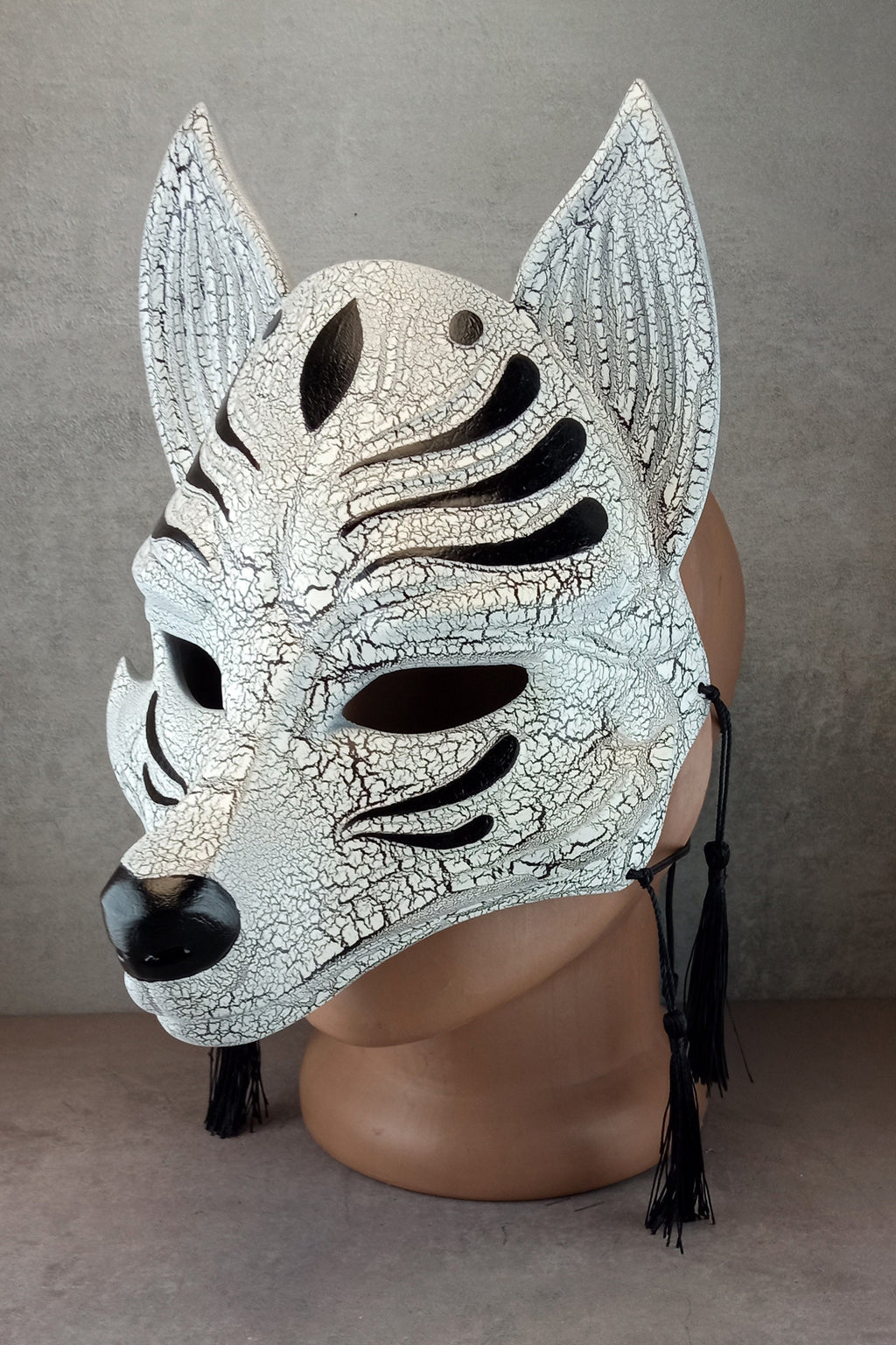 Schwarz-weiße, rissige Kitsune-Halbmaske (Okami)