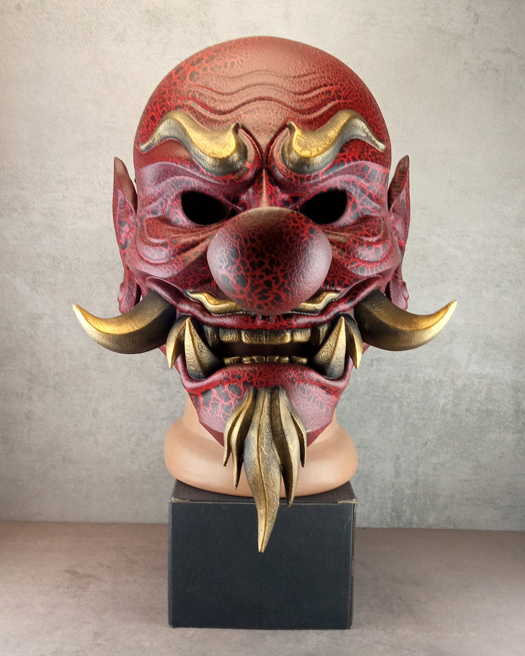 Rote, gesprungene Tengu-Dämonenmaske mit goldenen Reißzähnen