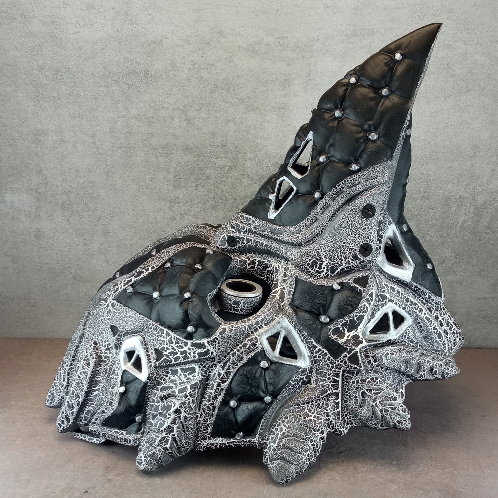 Cyberpunk Raven Mask – Black and White with Cracks – Plague Doctor Style