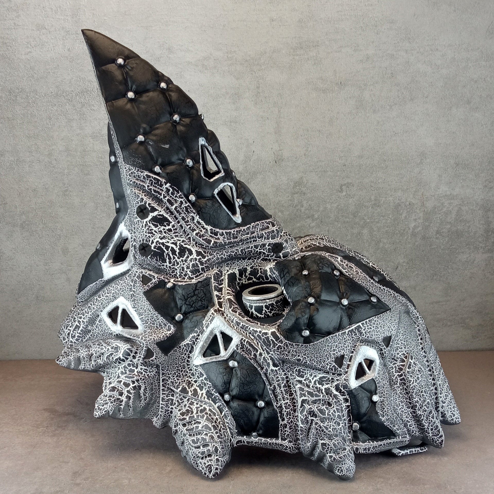 Cyberpunk Raven Mask – Black and White with Cracks – Plague Doctor Style