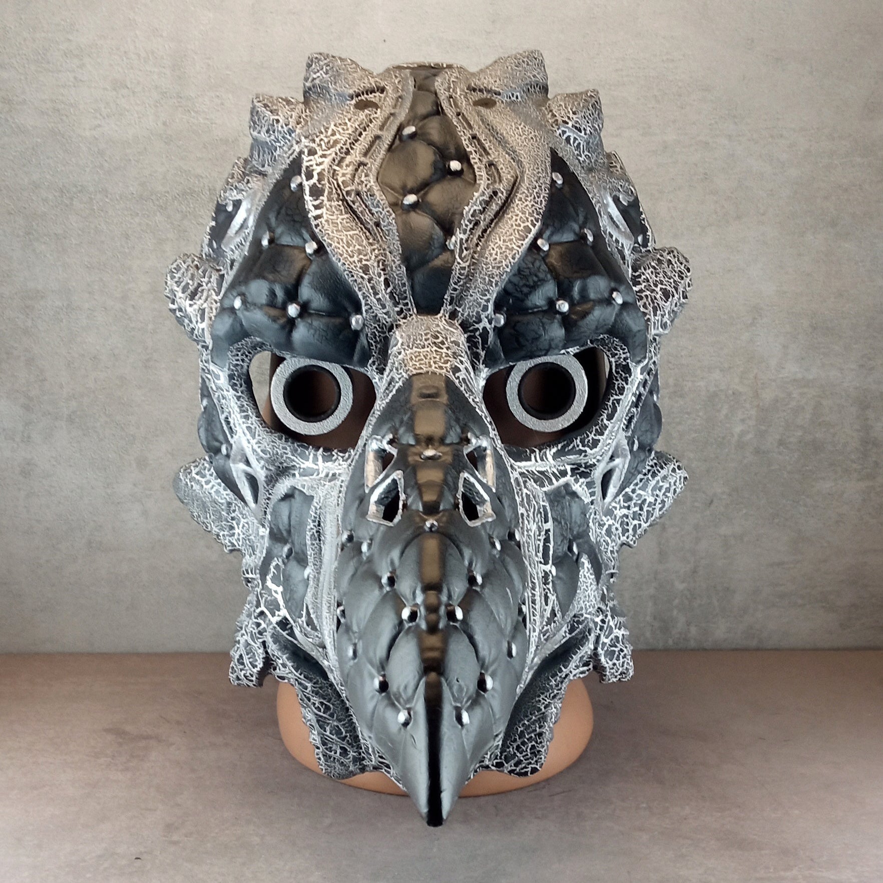Cyberpunk Raven Mask – Black and White with Cracks – Plague Doctor Style