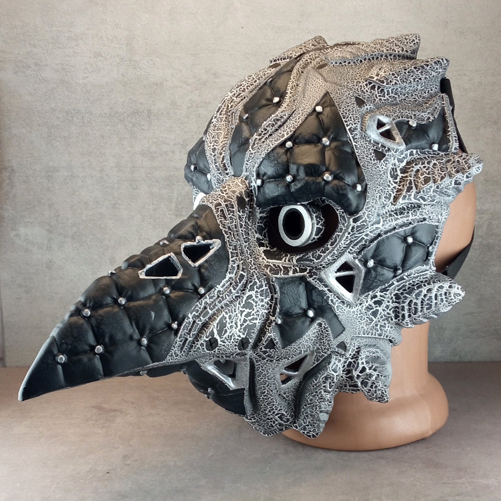 Cyberpunk Raven Mask – Black and White with Cracks – Plague Doctor Style