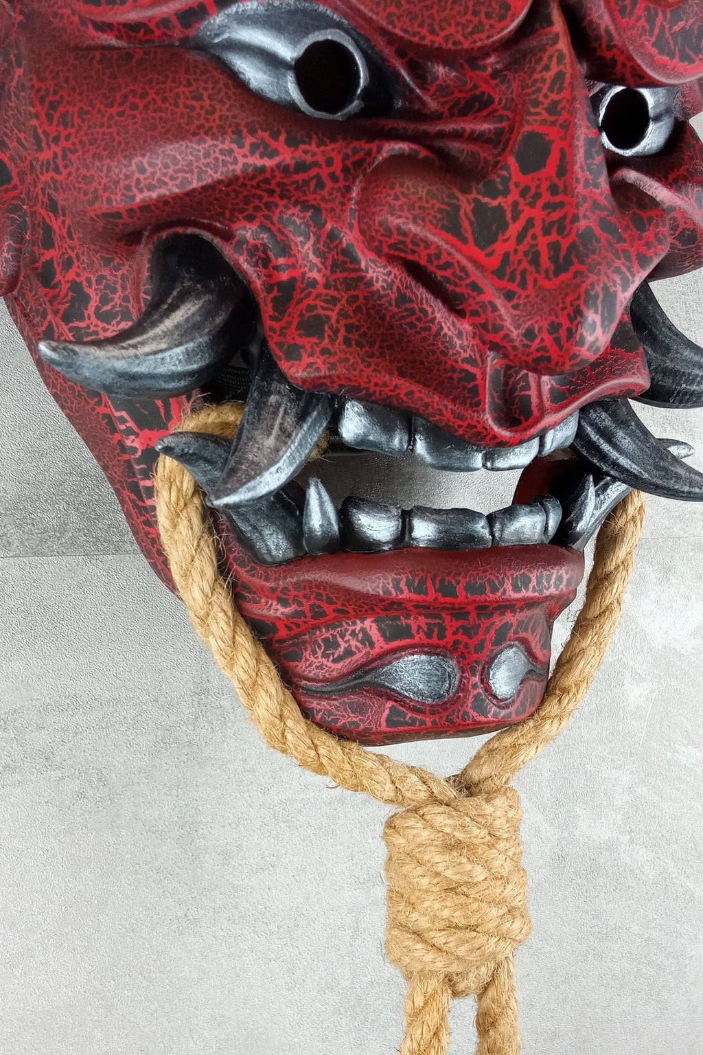 Maskenriss, Traditionelle japanische Hannya-Maske, rote und schwarze Samurai-Maske, tragbare Maske, Dämonenmaske, Oni-Maske, Wanddekoration, Oni-Maske mit Seil